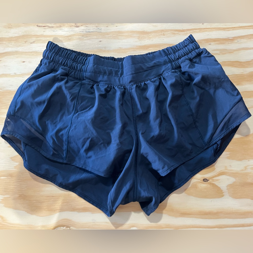 Lululemon Hotty Hot 2.5” Size 8 Shorts